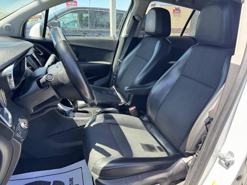 Summit White 2019 Chevrolet Trax LT