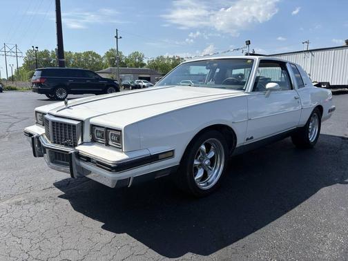 White 1986 Pontiac Grand Prix Brougham Hard Top