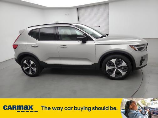 2023 Volvo XC40 B4 Ultimate Dark Theme
