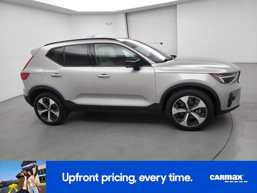 2023 Volvo XC40 B4 Ultimate Dark Theme