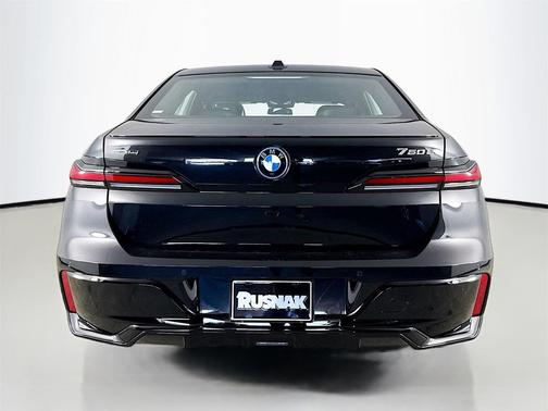 2026 BMW 750e i xDrive