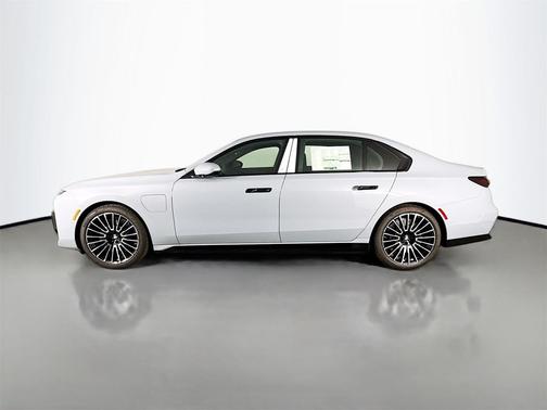 2026 BMW 750e i xDrive