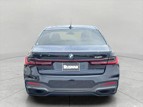 2022 BMW 740 i
