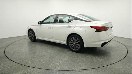 Glacier White 2025 Nissan Altima SV FWD