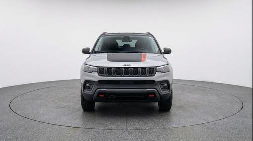 Silver Zynith Metallic Clearcoat 2025 Jeep Compass Trailhawk