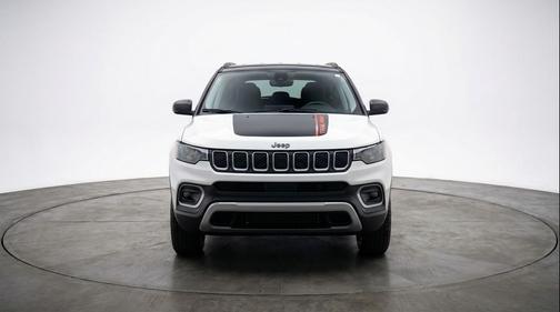 Bright White Clearcoat 2025 Jeep Compass Trailhawk