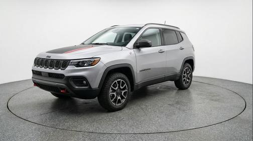 Silver Zynith Metallic Clearcoat 2025 Jeep Compass Trailhawk