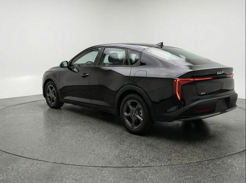 Aurora Black Pearl 2025 Kia K4 LXS