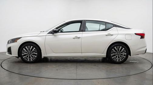 Glacier White 2025 Nissan Altima SV FWD