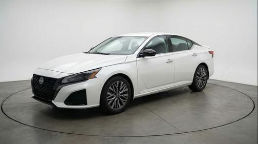 Glacier White 2025 Nissan Altima SV FWD