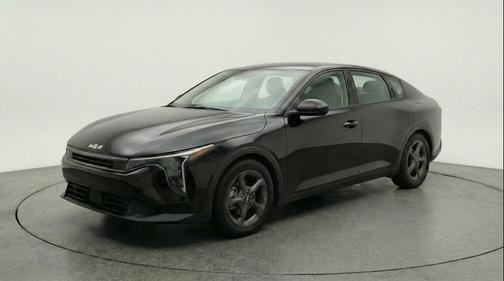Aurora Black Pearl 2025 Kia K4 LXS