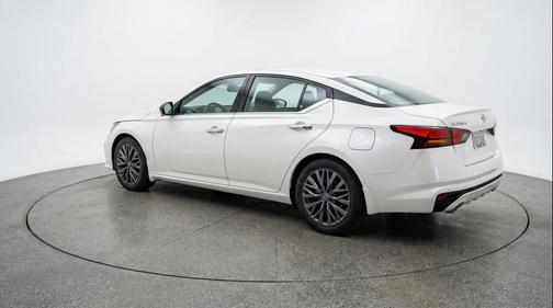 Glacier White 2025 Nissan Altima SV FWD
