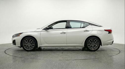 Glacier White 2025 Nissan Altima SV FWD