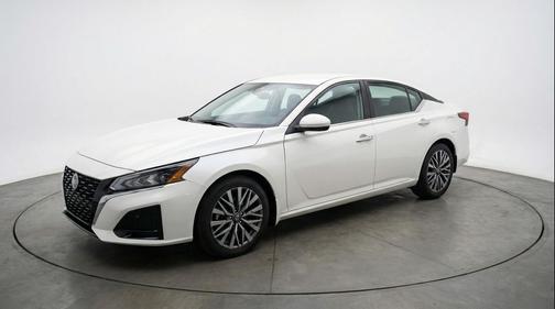 Glacier White 2025 Nissan Altima SV FWD