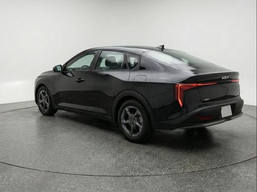 Aurora Black Pearl 2025 Kia K4 LXS