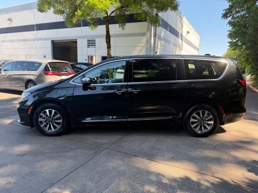 Brilliant Black Crystal Pearlcoat 2023 Chrysler Pacifica Hybrid Limited