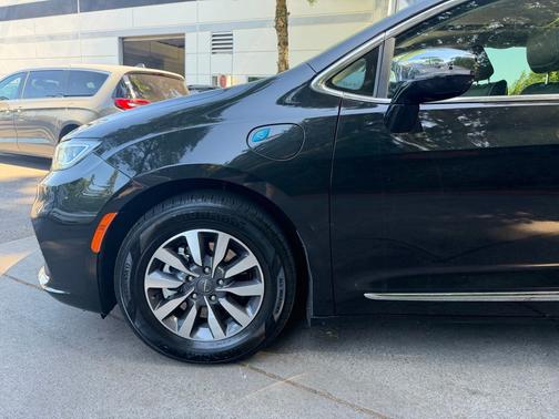 Brilliant Black Crystal Pearlcoat 2023 Chrysler Pacifica Hybrid Limited