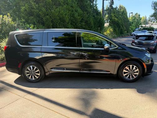 Brilliant Black Crystal Pearlcoat 2023 Chrysler Pacifica Hybrid Limited