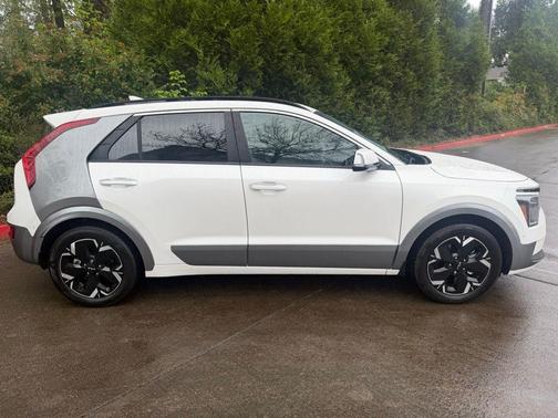 Snow White Pearl 2023 Kia Niro EV Wave