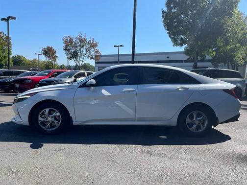 2022 Hyundai ELANTRA SE