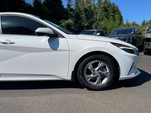 2022 Hyundai ELANTRA SE