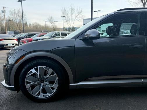 2024 Genesis GV60 Standard