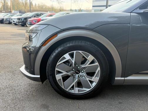 2024 Genesis GV60 Standard