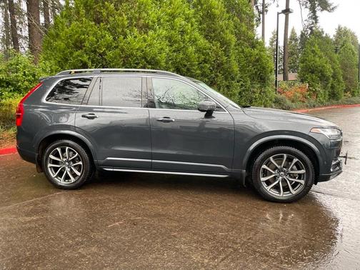 2017 Volvo XC90 T6 Momentum