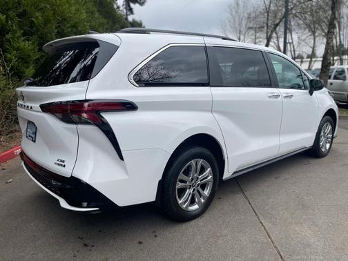 2023 Toyota Sienna LE