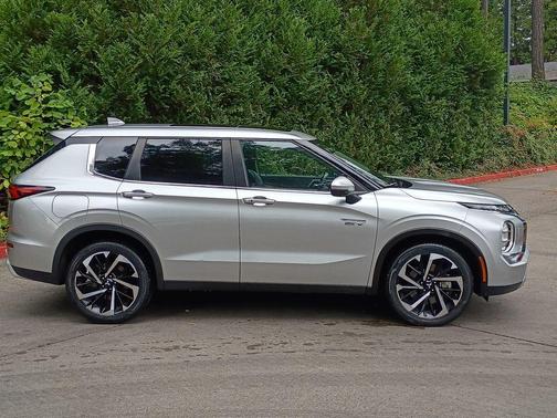 Silver 2023 Mitsubishi Outlander PHEV SE