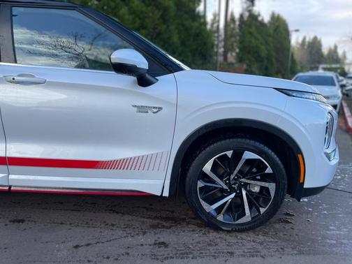 2024 Mitsubishi Outlander PHEV SE