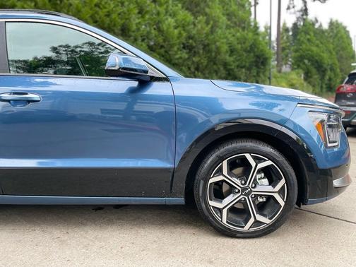 Mineral Blue 2024 Kia Niro Plug-In Hybrid SX