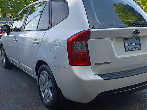 White 2007 Kia Rondo LX