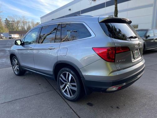 Lunar Silver Metallic 2017 Honda Pilot Touring