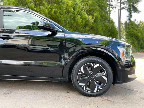 Aurora Black 2024 Kia Niro EV Wind