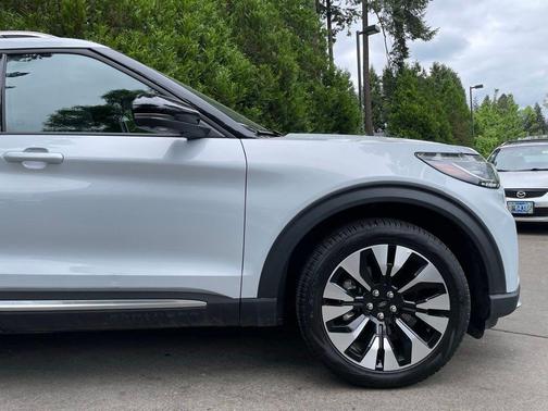 White Metallic 2025 Ford Explorer Platinum