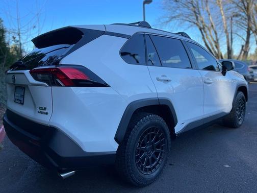 2020 Toyota RAV4 Hybrid XLE