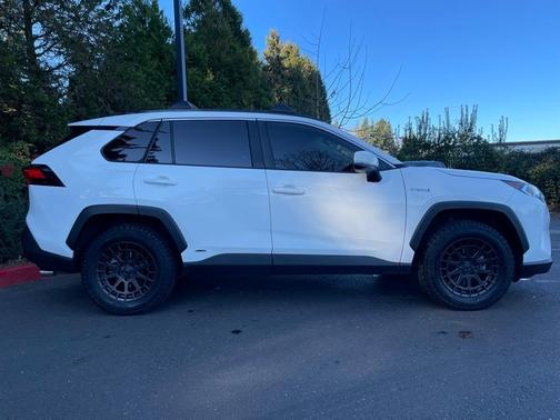 2020 Toyota RAV4 Hybrid XLE