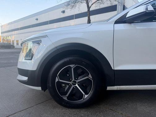 Snow White Pearl 2025 Kia Niro EX