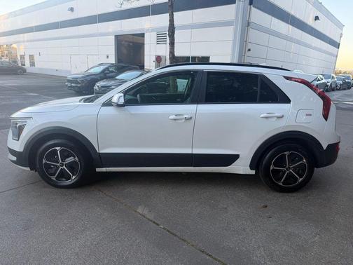 Snow White Pearl 2025 Kia Niro EX