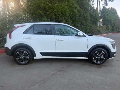 Snow White Pearl 2025 Kia Niro EX