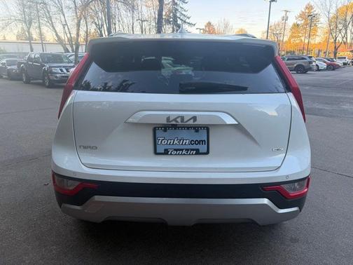 Snow White Pearl 2025 Kia Niro EX
