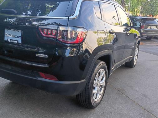 Diamond Black Crystal Pearlcoat 2024 Jeep Compass Latitude