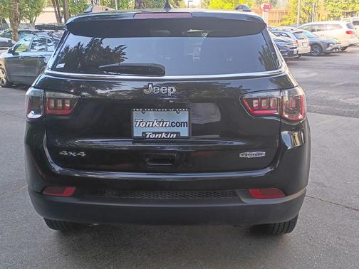 Diamond Black Crystal Pearlcoat 2024 Jeep Compass Latitude