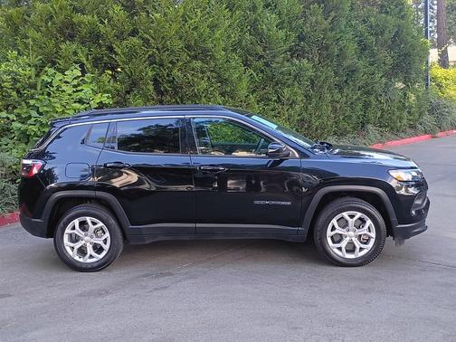 Diamond Black Crystal Pearlcoat 2024 Jeep Compass Latitude