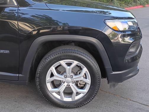 Diamond Black Crystal Pearlcoat 2024 Jeep Compass Latitude