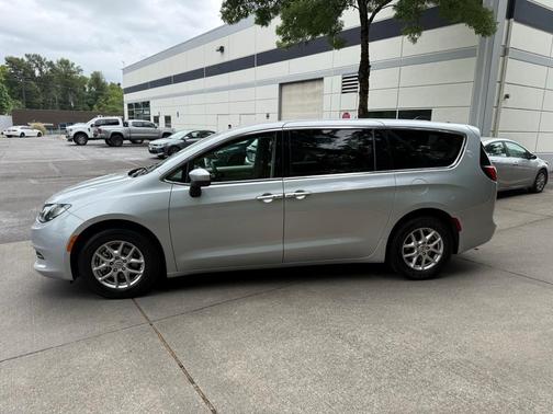 2022 Chrysler Voyager LX