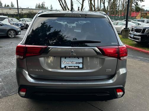 Photo 3 of 22 of 2020 Mitsubishi Outlander LE