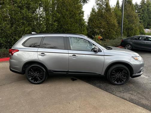 Photo 4 of 22 of 2020 Mitsubishi Outlander LE