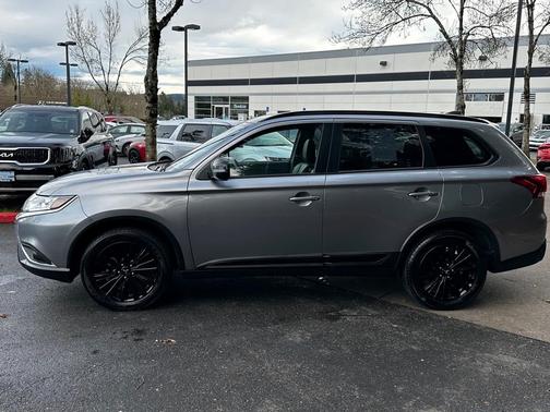 Photo 2 of 22 of 2020 Mitsubishi Outlander LE